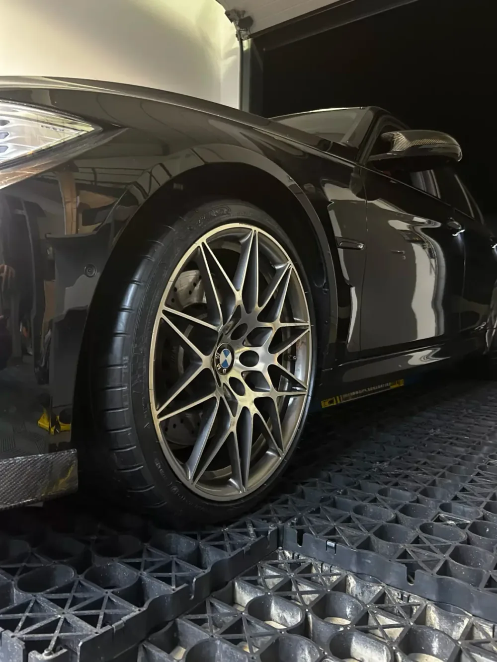 Jante diamantée montée sur une BMW M4 à l'atelier Custom BMCS