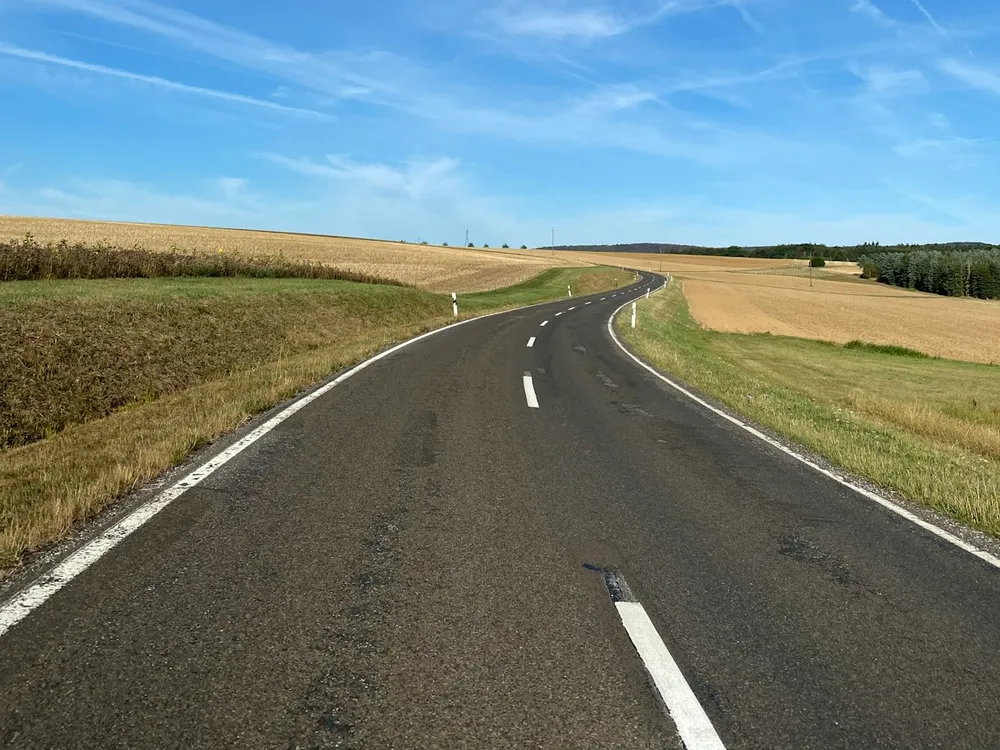Route de campagne sèche sous un ciel d'été dégagé