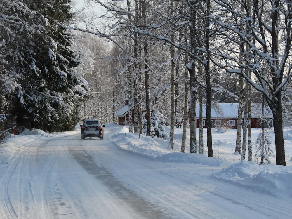 Voiture roulant sur une route entièrement enneigée