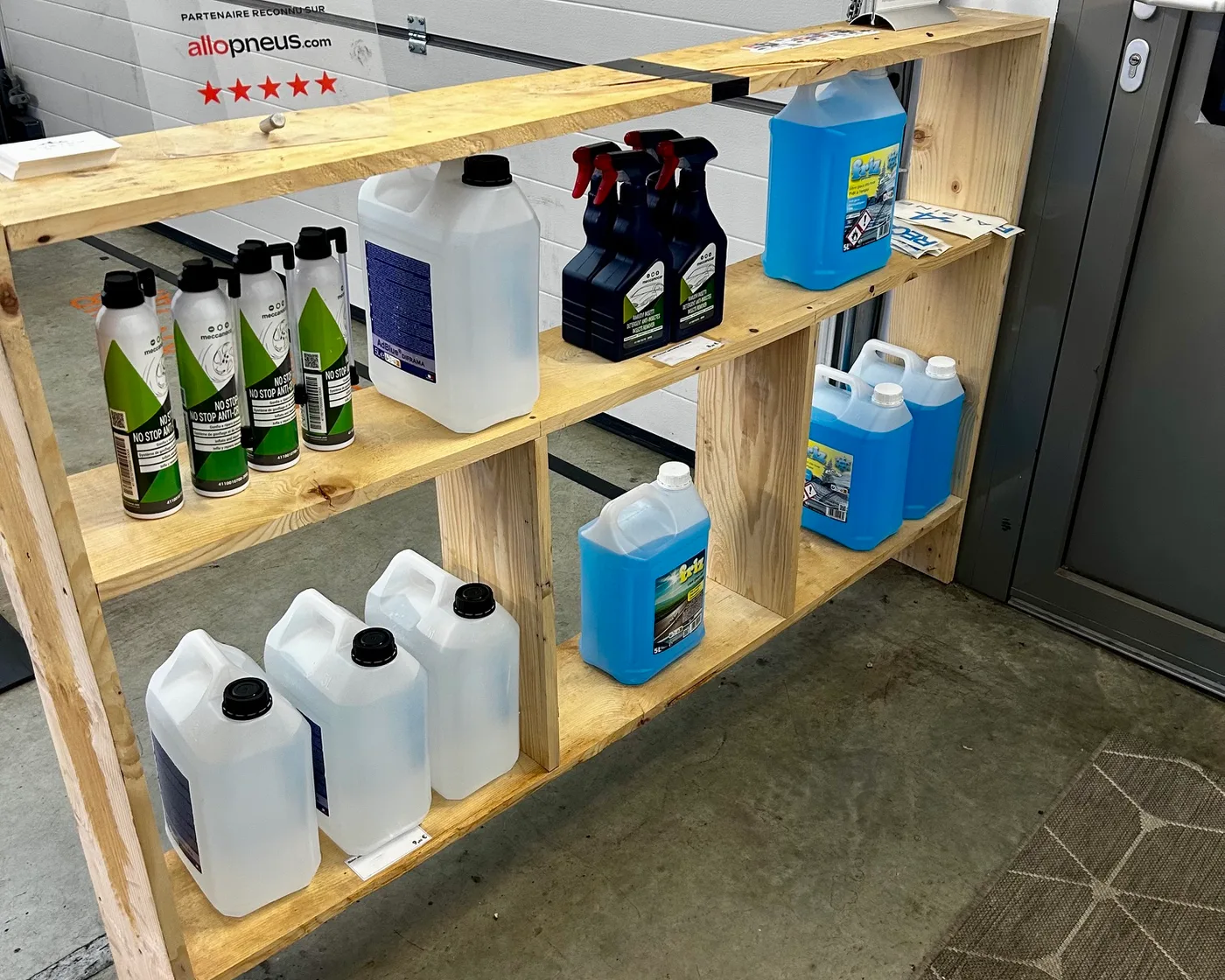 L'étagère de l'atelier Custom BMCS : lave-glace, AdBlue et nettoyant moustiques